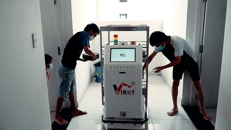 Dung robot thay nguoi cham soc benh nhan COVID-19 cach ly-Hinh-2