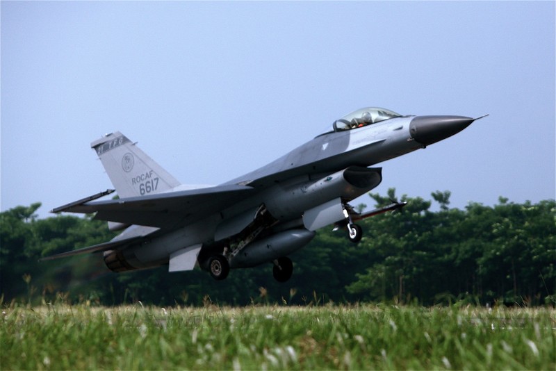 Nong: Tiem kich F-16 cua dao Dai Loan mat tich, nghi da roi-Hinh-7