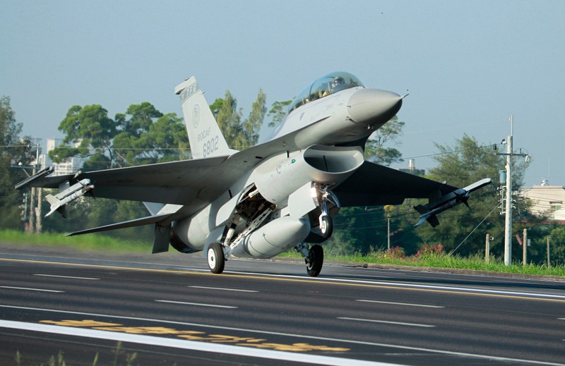 Nong: Tiem kich F-16 cua dao Dai Loan mat tich, nghi da roi-Hinh-8