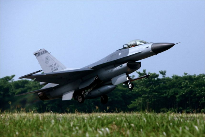 Hien truong tham khoc vu roi may bay F-16V cua dao Dai Loan-Hinh-10