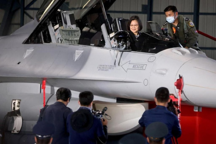 Hien truong tham khoc vu roi may bay F-16V cua dao Dai Loan-Hinh-11