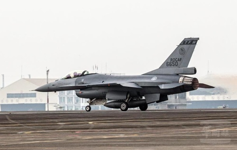 Hien truong tham khoc vu roi may bay F-16V cua dao Dai Loan-Hinh-6