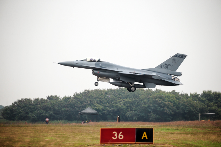 Hien truong tham khoc vu roi may bay F-16V cua dao Dai Loan-Hinh-7