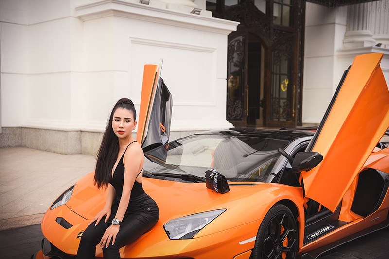 Quang Ha lai Lamborghini 70 ty cho nu CEO nong bong du xuan-Hinh-7