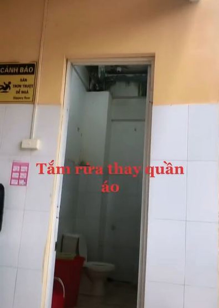 Vao nha ve sinh tam rua, co gai hoang hot khi thay camera tren tran nha