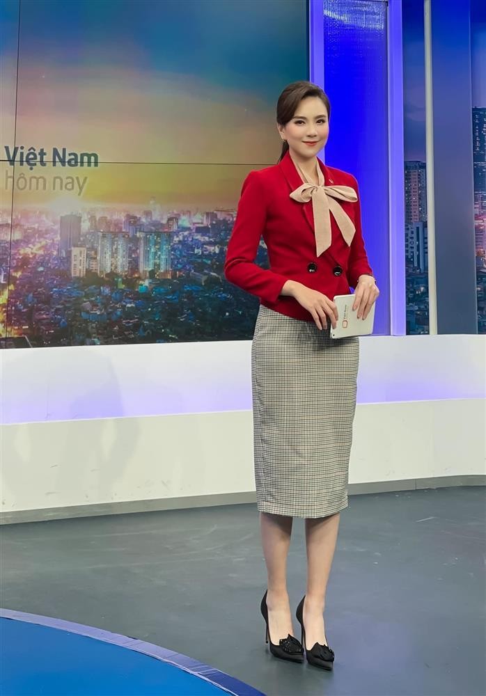 MC Mai Ngoc tang qua khung cho me dip sinh nhat-Hinh-3