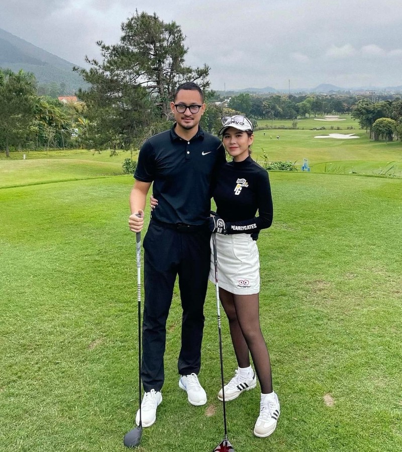 Chong MC Thu Hoai: 'May man khi vo biet choi golf'