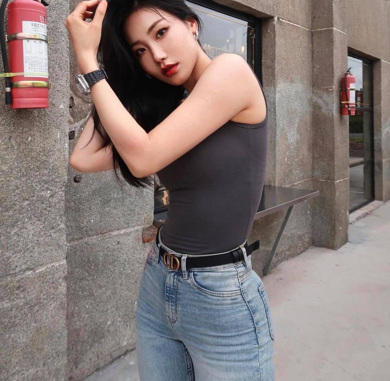 2 my nu Trung Quoc mac quan jeans dep-Hinh-2