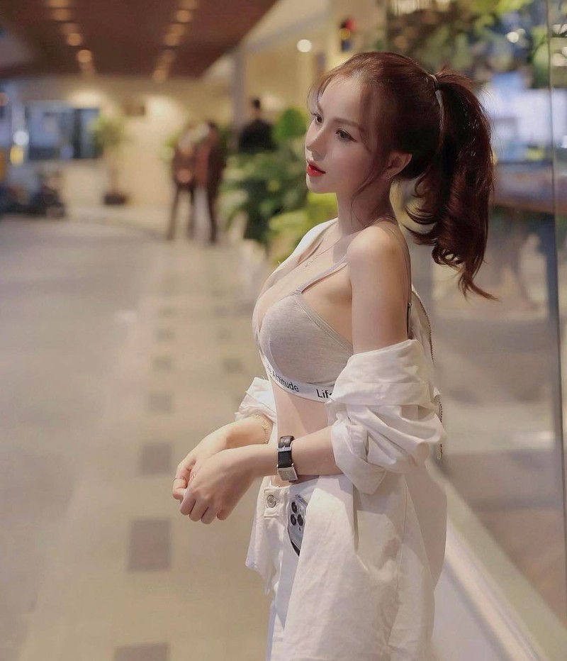 Co nang Sai thanh chuong mot mac ao bra khi choi pho