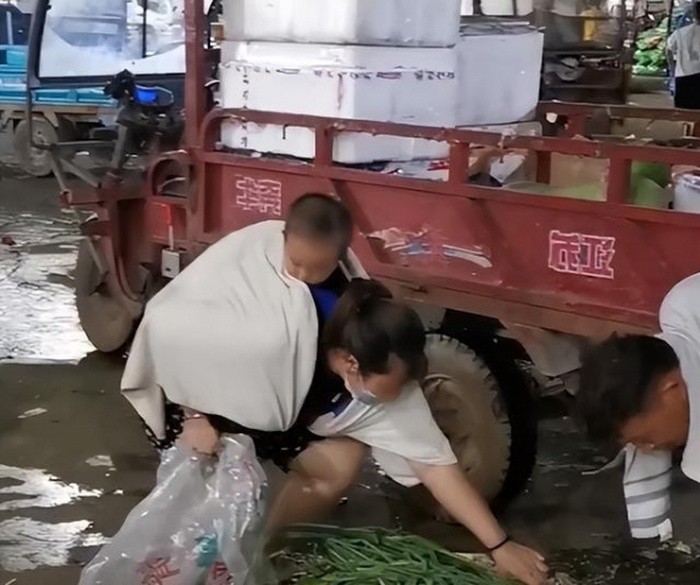 Nguoi phu nu om con di nhat rau thoi ben duong de song qua ngay-Hinh-2