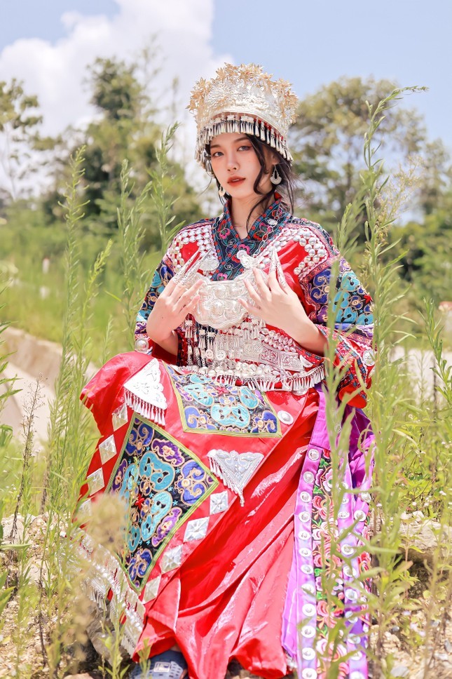Cận cảnh trang phục dân tộc dự thi Miss Global của Đoàn Hồng Trang