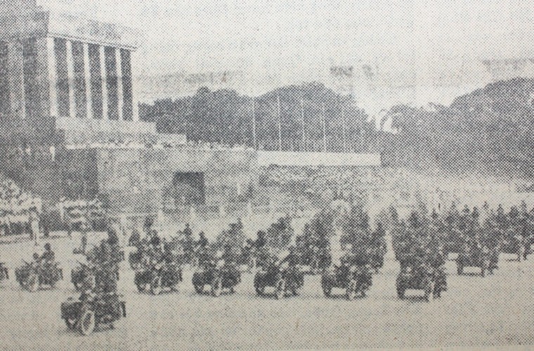 Hinh anh lich su trong le duyet binh ngay 2/9/1975 cua QDND Viet Nam-Hinh-6