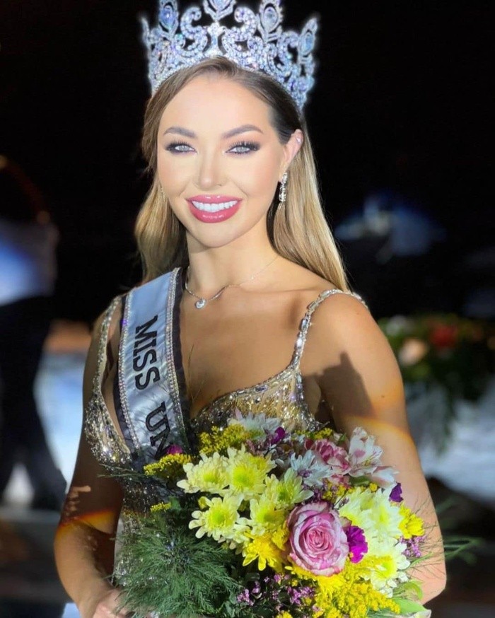 'Rich kid' Alicia Faubel dang quang Miss Universe Spain