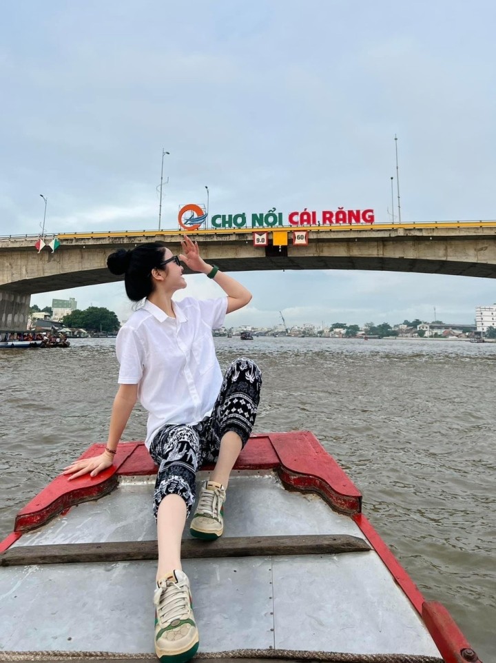 Ban gai tin don cua Quang Hai tung anh lung linh tai Phap-Hinh-3