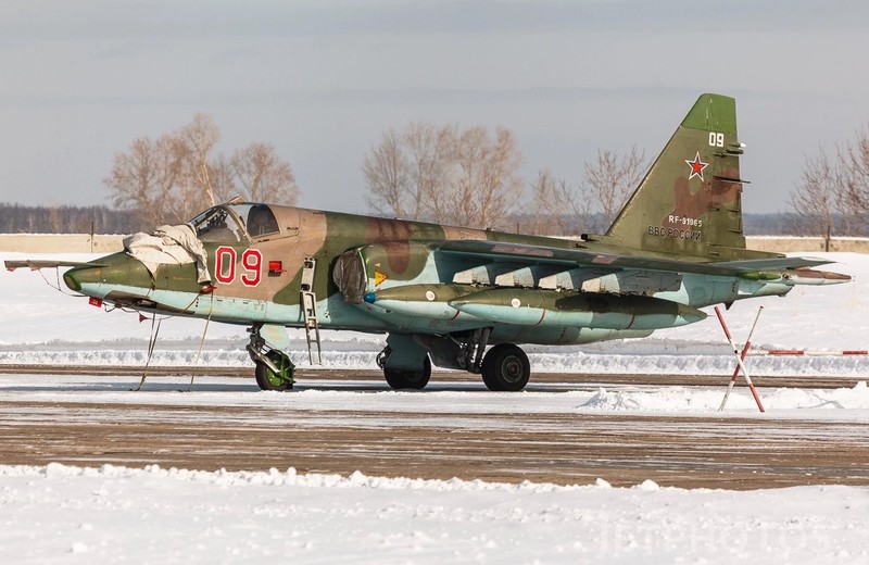 Xem phi cong Nga thoat hiem ngoan muc khi may bay Su-25
