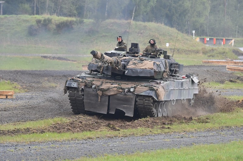 Xe tang Leopard 2 Duc bat luc truoc con doc 30 do!-Hinh-12