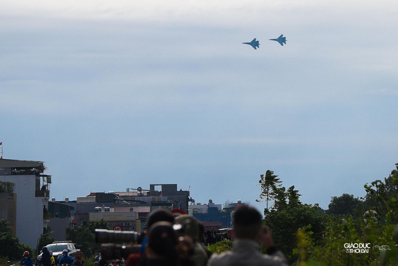 May bay chien dau Su-30MK2 thao dien tren bau troi Ha Noi-Hinh-11