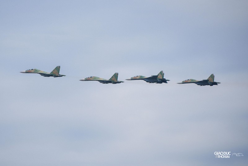 May bay chien dau Su-30MK2 thao dien tren bau troi Ha Noi-Hinh-9