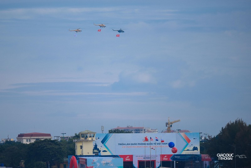 May bay chien dau Su-30MK2 thao dien tren bau troi Ha Noi