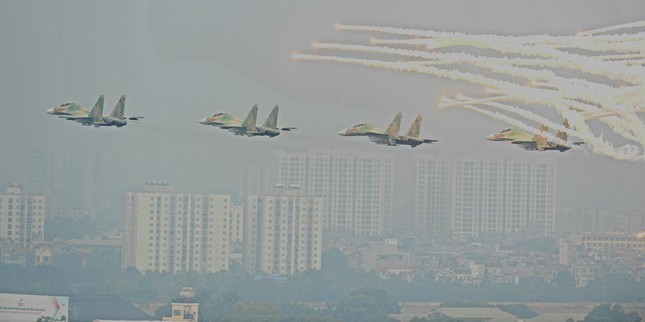 Xem ‘Ho mang chua’ Su-30MK2 trinh dien tren bau troi Ha Noi-Hinh-11