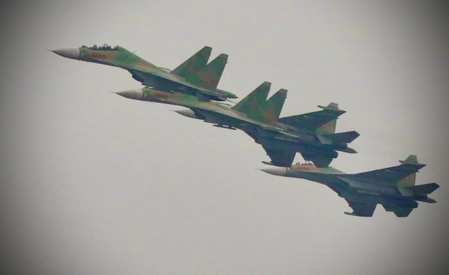 Xem ‘Ho mang chua’ Su-30MK2 trinh dien tren bau troi Ha Noi-Hinh-13