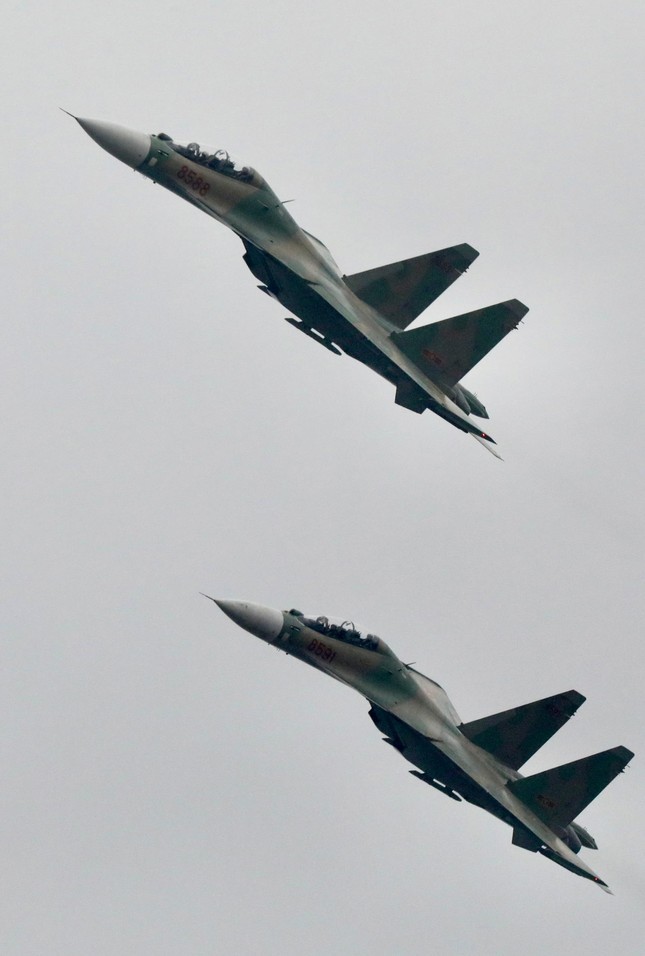 Xem ‘Ho mang chua’ Su-30MK2 trinh dien tren bau troi Ha Noi-Hinh-14