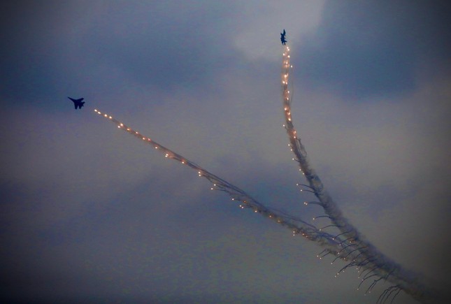 Xem ‘Ho mang chua’ Su-30MK2 trinh dien tren bau troi Ha Noi-Hinh-17