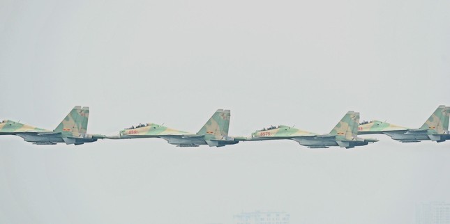 Xem ‘Ho mang chua’ Su-30MK2 trinh dien tren bau troi Ha Noi-Hinh-2