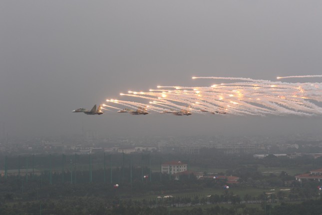 Xem ‘Ho mang chua’ Su-30MK2 trinh dien tren bau troi Ha Noi-Hinh-7