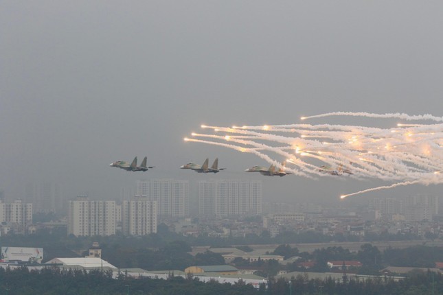 Xem ‘Ho mang chua’ Su-30MK2 trinh dien tren bau troi Ha Noi-Hinh-8