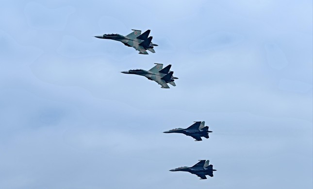 Xem ‘Ho mang chua’ Su-30MK2 trinh dien tren bau troi Ha Noi