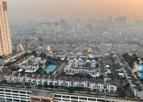 Lang biet thu tren noc trung tam thuong mai giua 'lung chung troi'