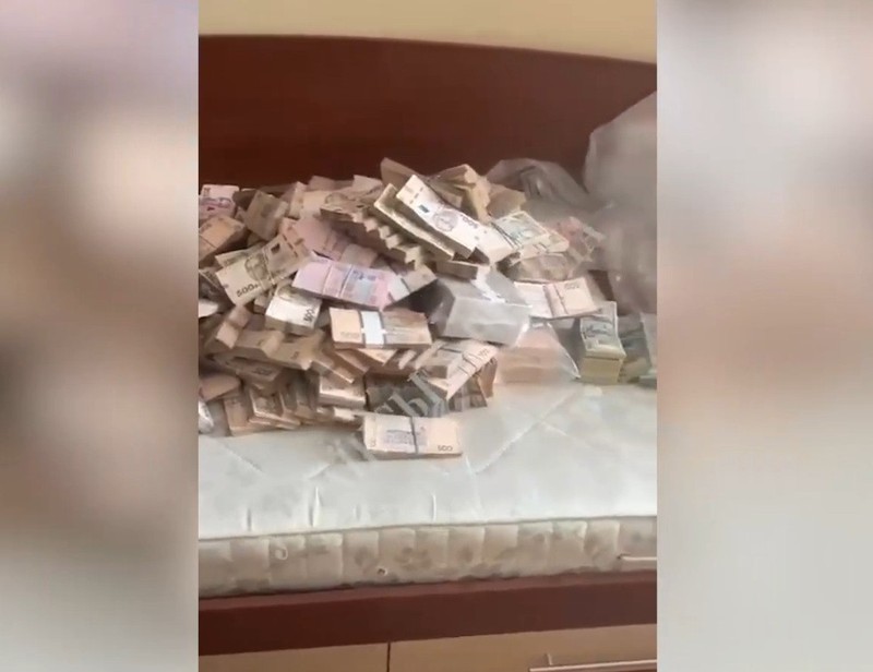 500 nghin USD giau trong ghe sofa cua cuu Thu truong Quoc phong Ukraine