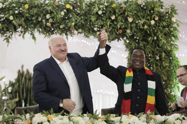 Tong thong Belarus duoc Zimbabwe tang su tu nhoi bong