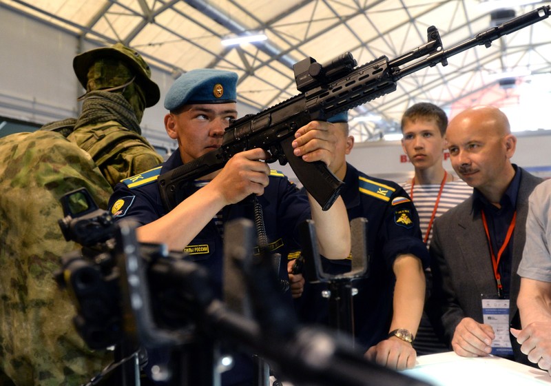 Ban diem xa hai phat mot vo dung, Nga thiet ke lai AK-12-Hinh-12