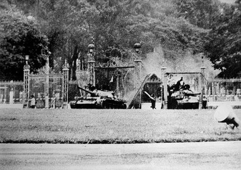 View - 	Hai chiếc xe tăng húc đổ cổng Dinh Độc Lập ngày 30/4/1975