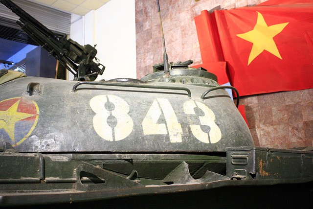 Hai chiec xe tang huc do cong Dinh Doc Lap ngay 30/4/1975-Hinh-3