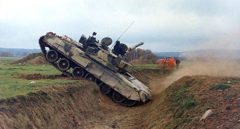 That bai cua xe tang T-72M1 va T-80U truoc Leopard 2A4 vao nam 1994 cho thay dieu gi?-Hinh-7