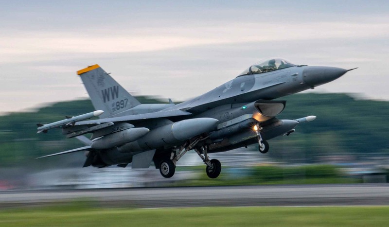 Bao nhieu quoc gia thuoc NATO dang so huu tiem kich F-16?