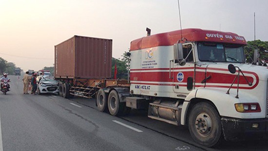 Taxi dam duoi xe container, 3 nguoi thuong vong