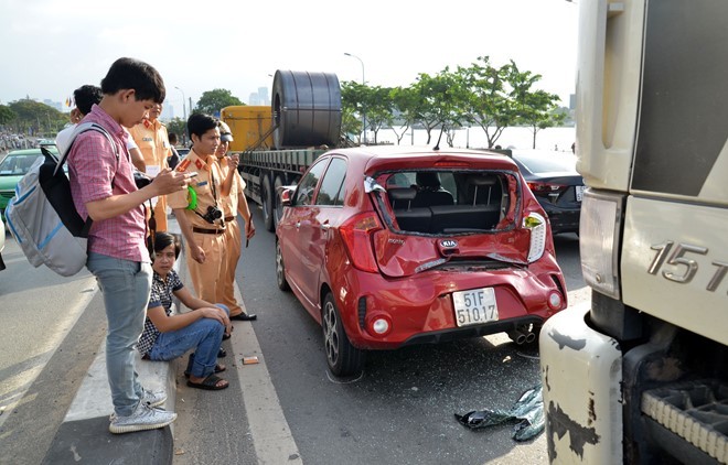 Xe ben tong oto dung den do, trung tam Sai Gon ket cung