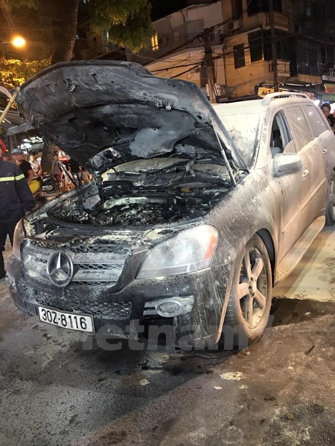 Ha Noi: Xe hop Mercedes bong nhien boc chay giua pho co-Hinh-2