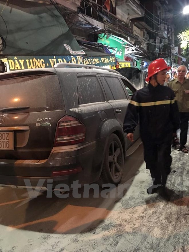 Ha Noi: Xe hop Mercedes bong nhien boc chay giua pho co-Hinh-4