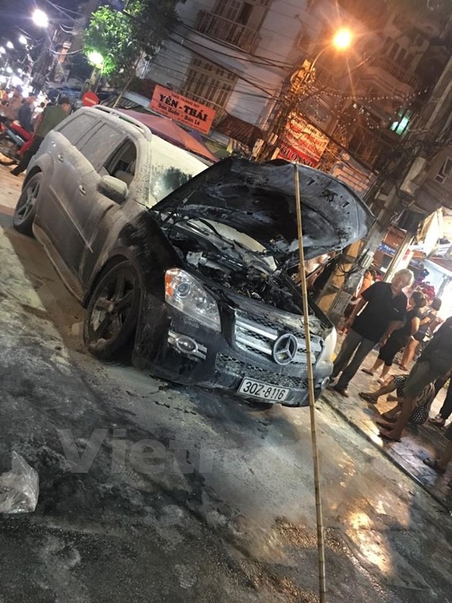 Ha Noi: Xe hop Mercedes bong nhien boc chay giua pho co