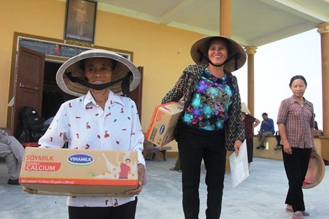 Vinamilk cuu tro nguoi dan vung lu, ung ho 2 ty dong-Hinh-4