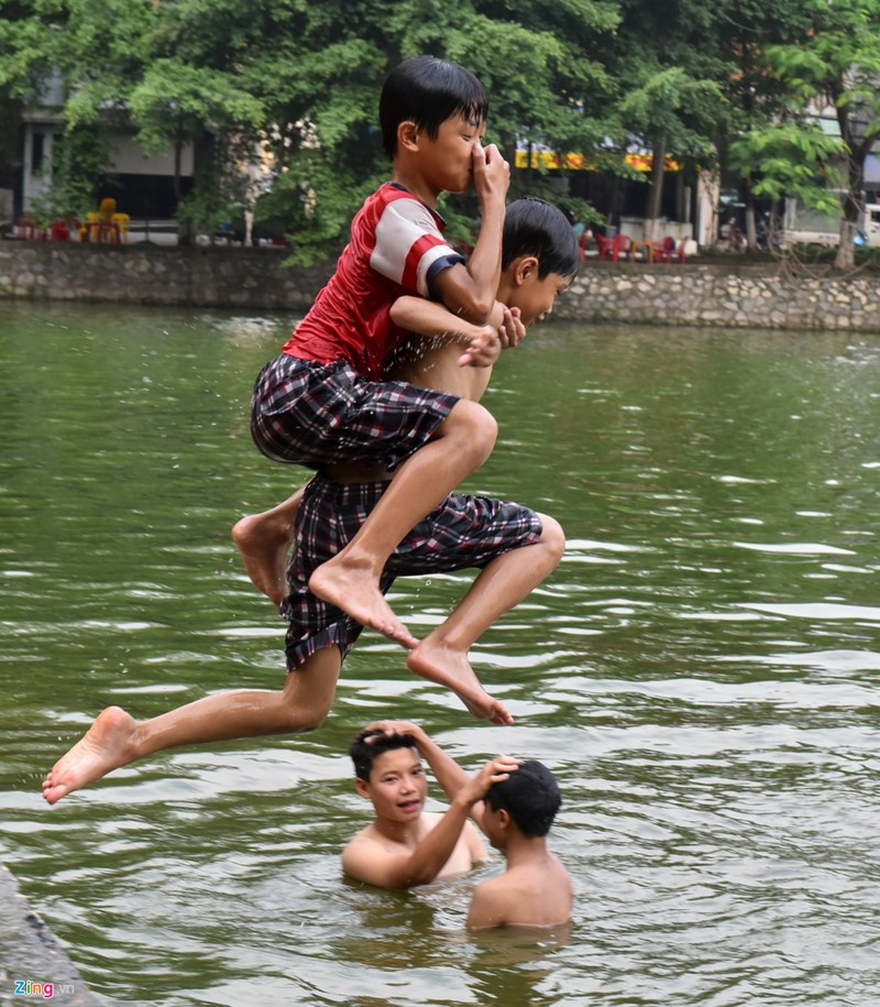 Tre em Ha Noi tam giai nhiet o ao lang nghin nam-Hinh-3