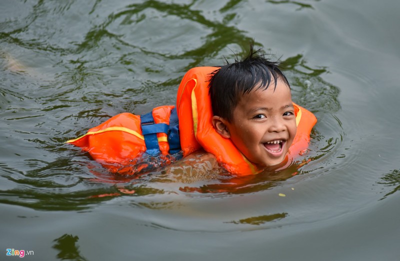 Tre em Ha Noi tam giai nhiet o ao lang nghin nam-Hinh-6