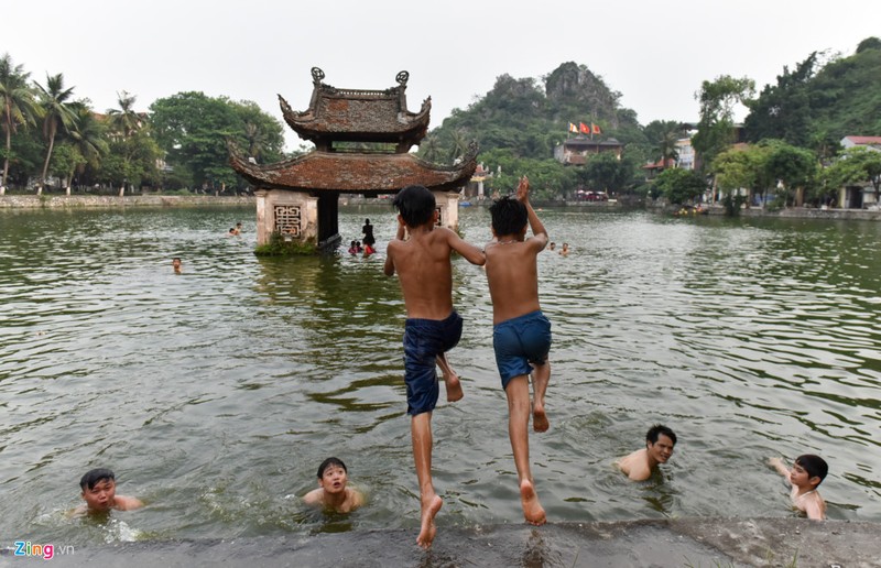 Tre em Ha Noi tam giai nhiet o ao lang nghin nam