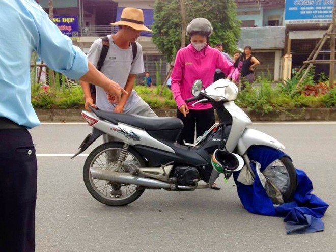 Hy huu: Nga bat tinh vi ao mua cuon vao banh xe