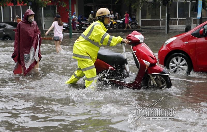 Vi sao chi mua 40 phut, duong Ha Noi da ngap khap nga?